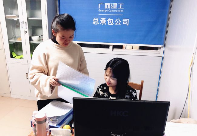 內(nèi)業(yè)工作組加班加點力行“當日事當日畢”。黃俊涵 攝.jpg