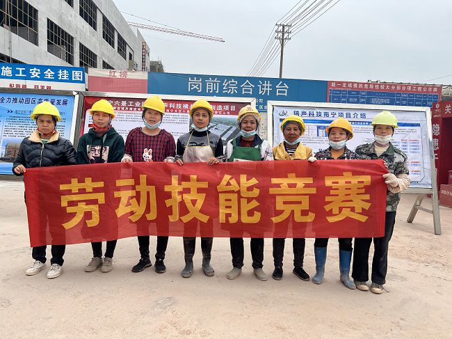 內(nèi)腳手架班組合影。廖之錠 攝（修圖）.jpg